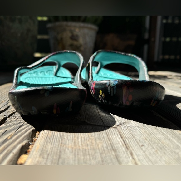 NWOT THE ANIMAL RESCUE SITE STORE Women’s Walking Rainbow Paws Flip Flops  11 - Picture 6 of 7